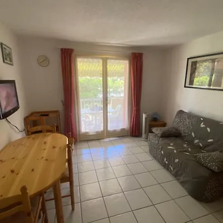 Air-conditioned With Balcony In St-raphael